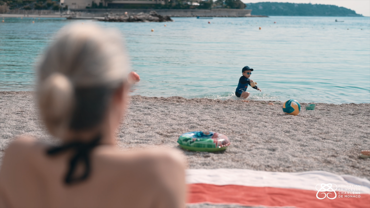 Image de l'article La Fondation Princesse Charlène de Monaco sensibilise aux dangers de la noyade durant l’été 2023 avec une nouvelle campagne vidéo